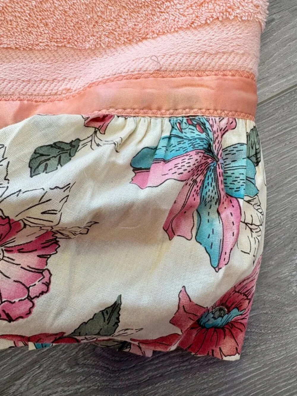 Vintage Cannon Bath Towel- Peach with Ruffle Floral Trim